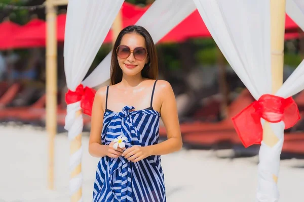 Portret jonge Aziatische vrouw glimlach gelukkig rond strand zee oceaan Wi — Stockfoto