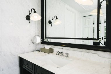 Güzel lüks beyaz lavabo ve bathroo facuet su iç