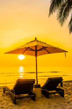 Şemsiye ve güzel plaj ve deniz gündoğumu, sandalyeye tim