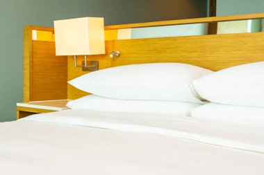 B yatak dekorasyonu üzerinde güzel lüks rahat beyaz yastık