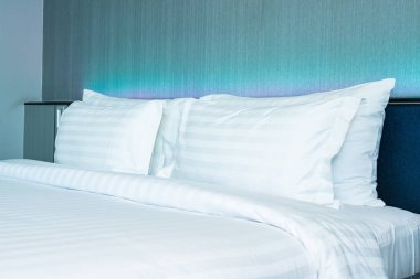 B yatak dekorasyonu üzerinde güzel lüks rahat beyaz yastık