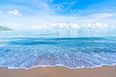 Beyaz bulut mavi gökyüzü ile güzel tropikal plaj deniz Okyanusu ve