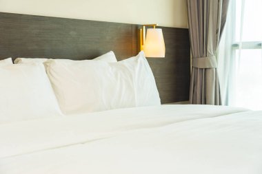 Güzel lüks rahat beyaz yastık ve battaniye yatakta