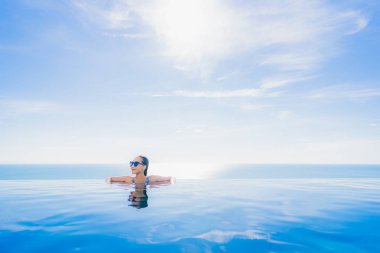 Asyalı genç gülümsemek güzel kadın portre mutlu dinlenmek