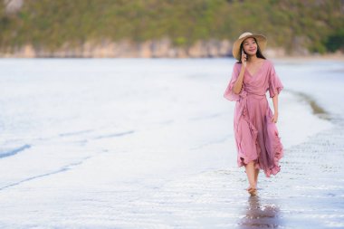 Portre genç güzel asya kadın mutlu ve talkin gülümseme yürümek