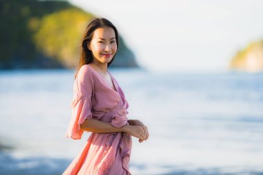 Portre genç güzel Asyalı kadın gülümseme ve mutlu yürümek