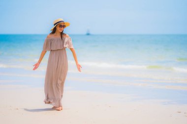 Portre güzel genç Asyalı kadın mutlu gülümseme Relax tr