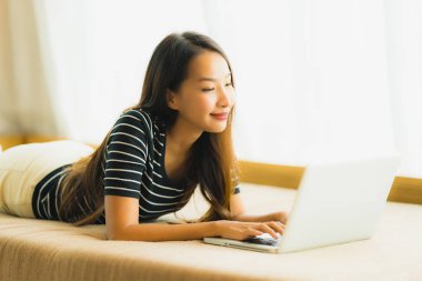 Portre güzel genç Asya kadın kullanarak bilgisayar Notebook veya 