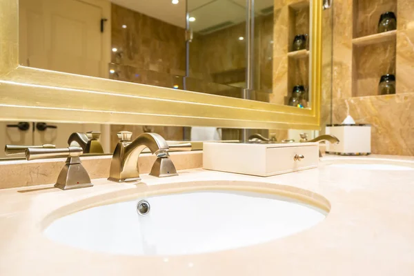 美丽的豪华水龙头和水槽装饰在浴室 — 图库照片