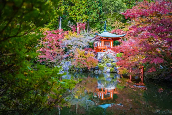 Güzel Daigoji Tapınağı ile renkli ağaç ve yaprak sonbahar s