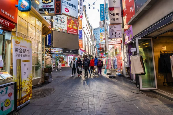 Seoul, Güney Kore 10 Aralık 2018: Myeong dong pazarı 