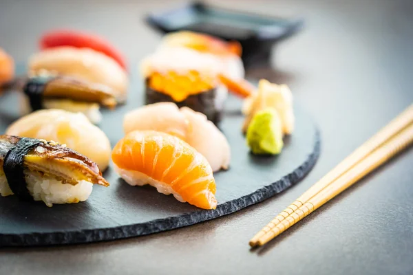 Nigiri sushi conjunto con salmón atún camarones langostino cáscara de anguila y oth —  Fotos de Stock