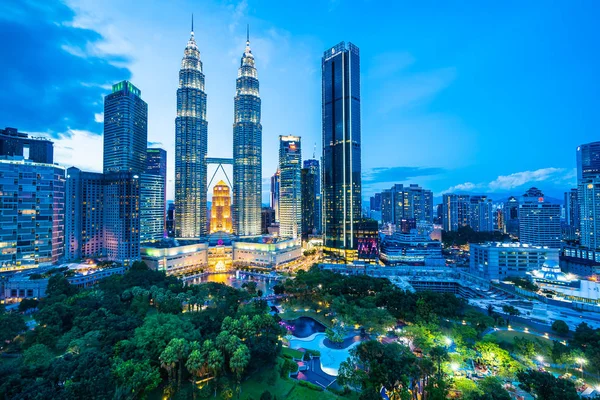 Hermoso edificio de arquitectura exterior en la ciudad de Kuala Lumpur en —  Fotos de Stock