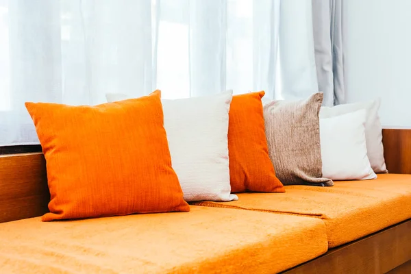 Pernă confortabilă pe canapea decor — Fotografie, imagine de stoc