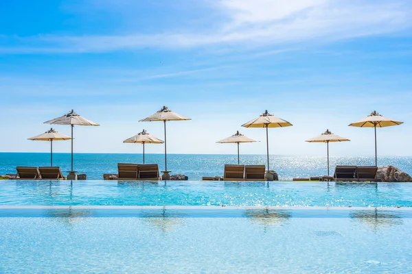 Deniz okyanus üzerinde sky şemsiye ve sandalye ile güzel manzara 