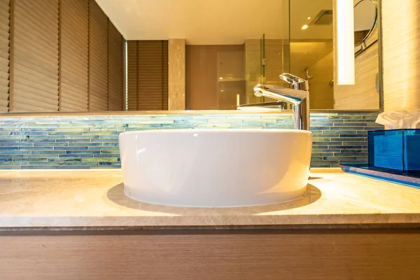 Grifo de agua y decoración de lavabo blanco en el interior del baño —  Fotos de Stock