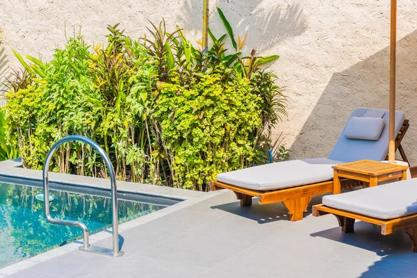 Sombrilla y silla alrededor de la piscina neary mar océano playa wi —  Fotos de Stock