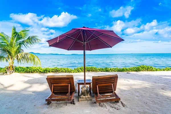 Hermoso paisaje de playa mar océano con cubierta de silla vacía y — Foto de Stock