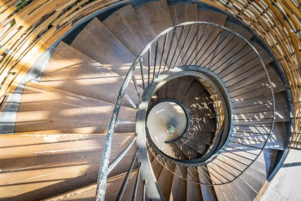 Curva espiral forma decoração de escada de madeira exterior — Fotografia de Stock