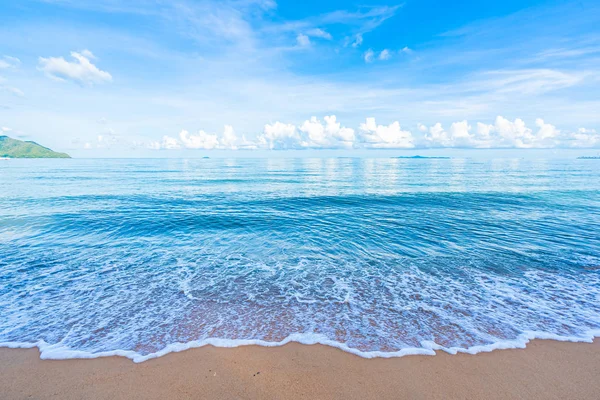 Beyaz bulut mavi gökyüzü ile güzel tropikal plaj deniz Okyanusu ve