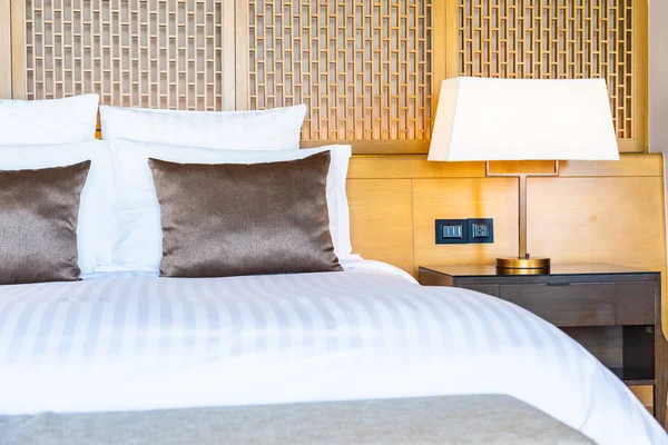 Yatak ve battaniye üzerinde güzel lüks rahat beyaz yastık Dec