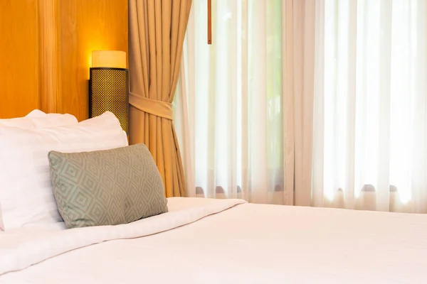 Роскошь удобная белая подушка одеяло на постельном украшении — стоковое фото