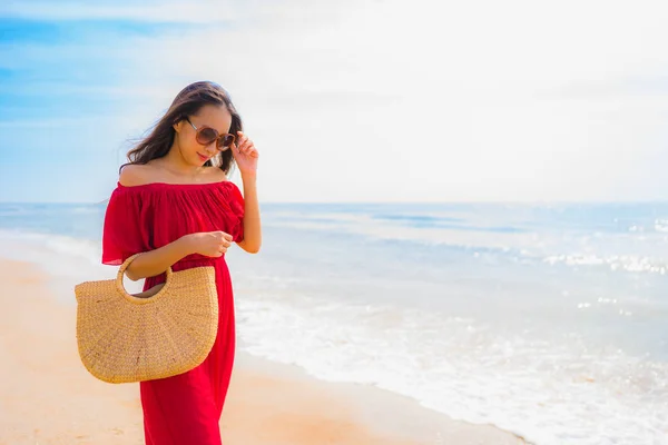 Portret mooie jonge Aziatische vrouw op het strand en de zee — Stockfoto
