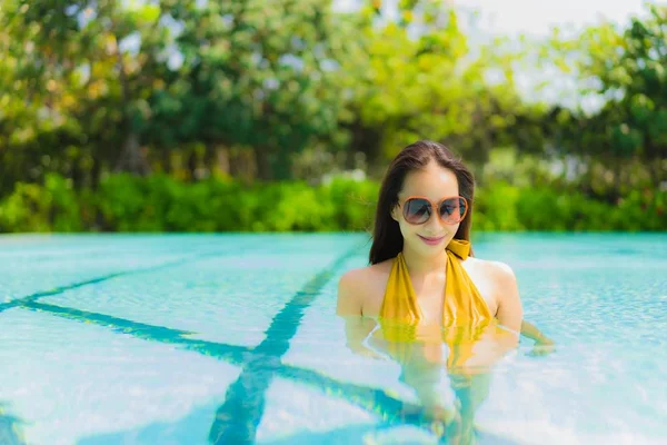 Portrait beautiful young asian woman smile happy relax and leisu — Stock Photo, Image