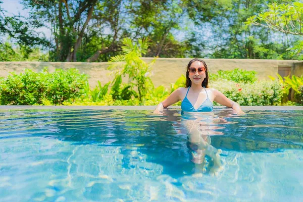 Retrato bonito jovem asiático mulher sorriso feliz relaxar e leisu — Fotografia de Stock