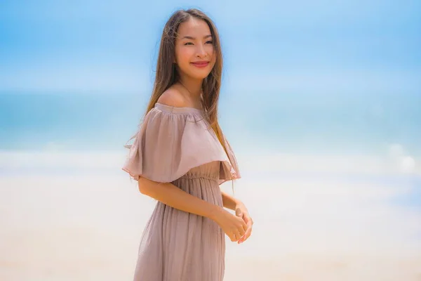 Retrato bonito jovem asiático mulher feliz sorriso relaxar no tr — Fotografia de Stock