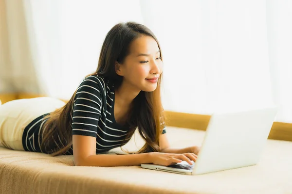 Портрет красива молода азіатська жінка за допомогою комп'ютерного ноутбука або — стокове фото
