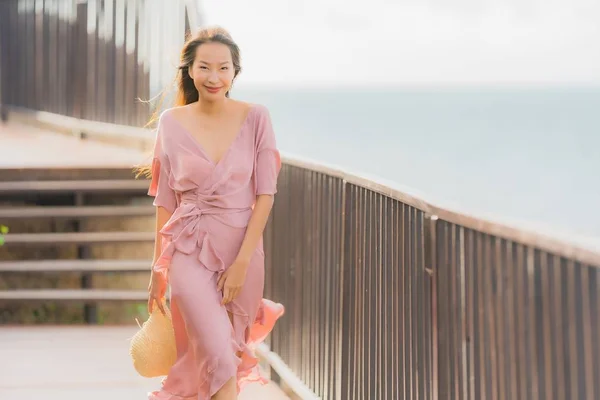 海のビーチの海を探している美しい若いアジアの女性の肖像画 — ストック写真