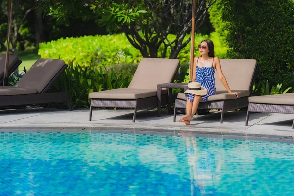 초상화 젊은 아시아 여자 휴식 미소 행복 주위에 야외 수영 — 스톡 사진