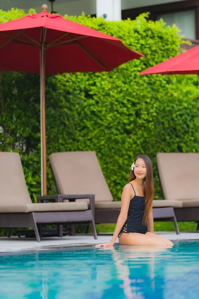 Portre genç asyalı kadın rahatla gülümseme açık yüzmek etrafında mutlu — Stok fotoğraf