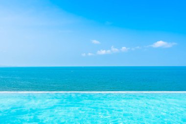 Deniz okyanus w üzerinde Açık Yüzme Havuzu ile güzel manzara