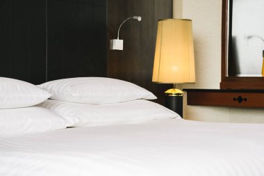 Güzel lüks rahat beyaz yastık ve battaniye yatakta zekâ