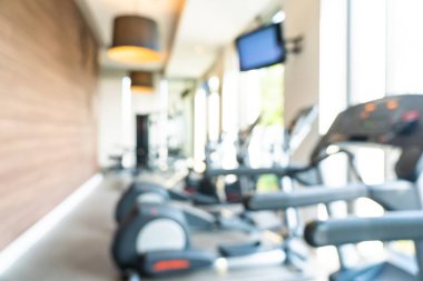 Spor salonu iç odasında soyut ve defokus fitness ekipmanları