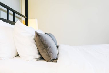 Hafif lamba ile yatakta güzel lüks rahat yastık