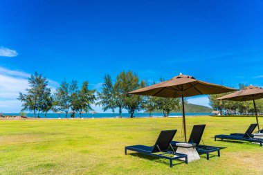 Şemsiye ve c ile deniz ve plaj güzel açık manzara