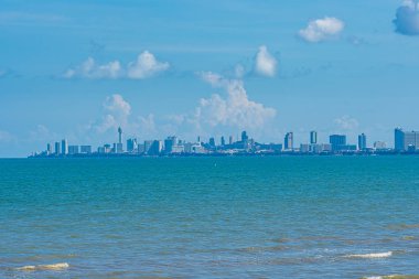Pattaya Cityscape ve beyaz Clou ile deniz güzel manzara