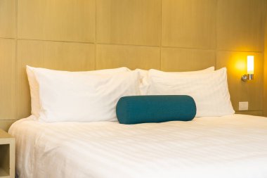 Yatak dekorasyon iç güzel beyaz yastık ve battaniye