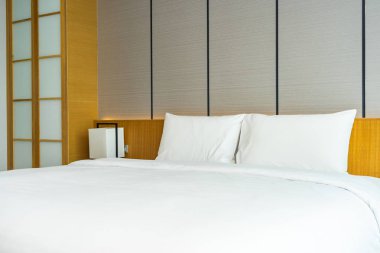 Güzel lüks rahat beyaz yastık ve battaniye yatakta