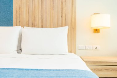 Hafif lamba ile yatak dekorasyonbeyaz rahat yastık