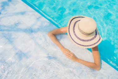 Portre güzel genç Asyalı kadın mutlu gülümseme rahatla swimmi içinde