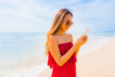 Cep telefonu veya mobil p kullanarak portre güzel genç Asyalı kadın