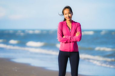 Portre güzel genç Asyalı kadın çalışan ve t üzerinde egzersiz