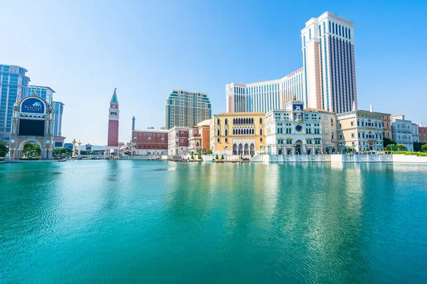 Bellissimo edificio di architettura veneziana e di altri hotel reso — Foto Stock