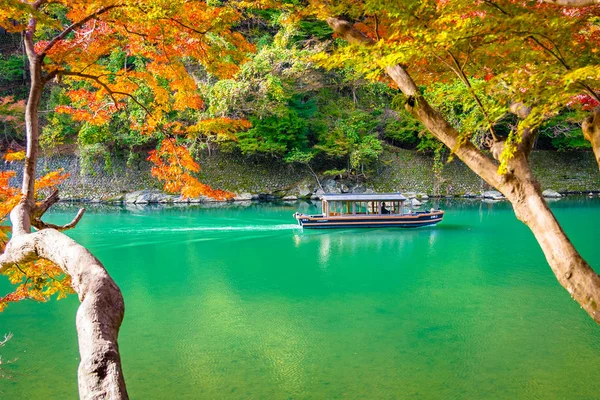 Belo rio Arashiyama com árvore de folha de bordo e barco ao redor — Fotografia de Stock