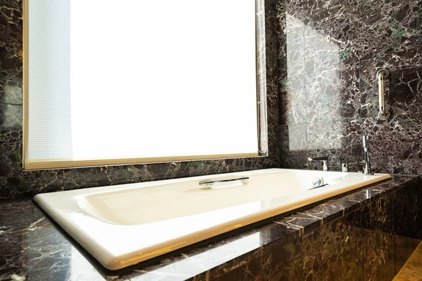 Odada beyaz küvet dekorasyonu