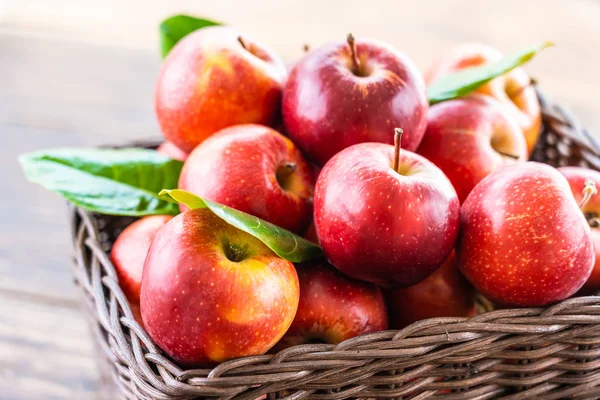 Pomme rouge dans le panier — Photo